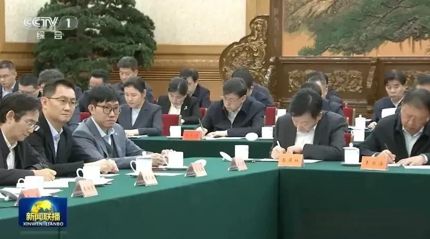 全国民企大会上，马云和马化腾对称的坐在一排到二的位置，马云的右手边是宁德时