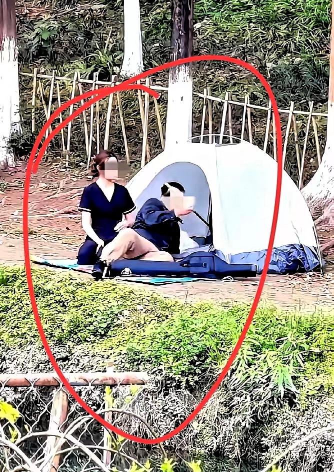 清明在河边溜达，撞见个新鲜事。​一男一女挨着钓鱼，我起初以为是小情侣。听了几句