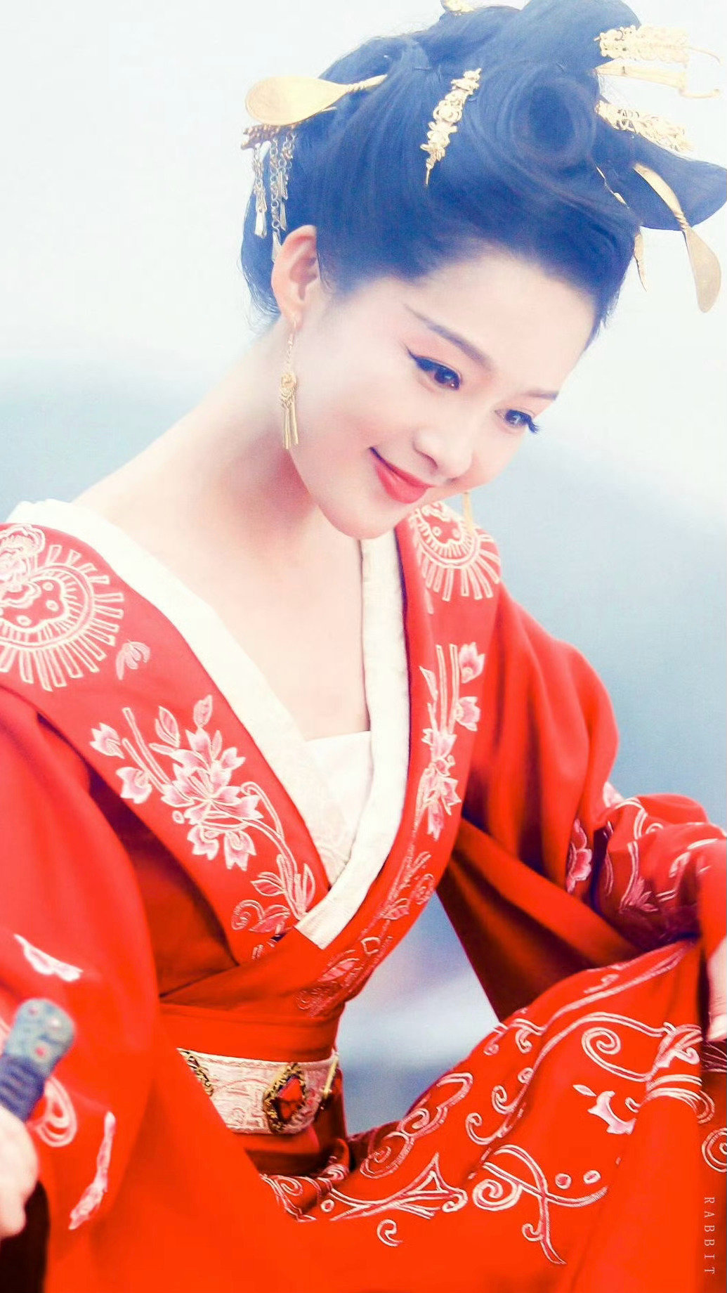#李沁新剧红衣登场梦回元淳#红衣雪夜那一幕真的太有冲击力，刘雪梅不是单纯美，而是带着旧案留下的沉默和