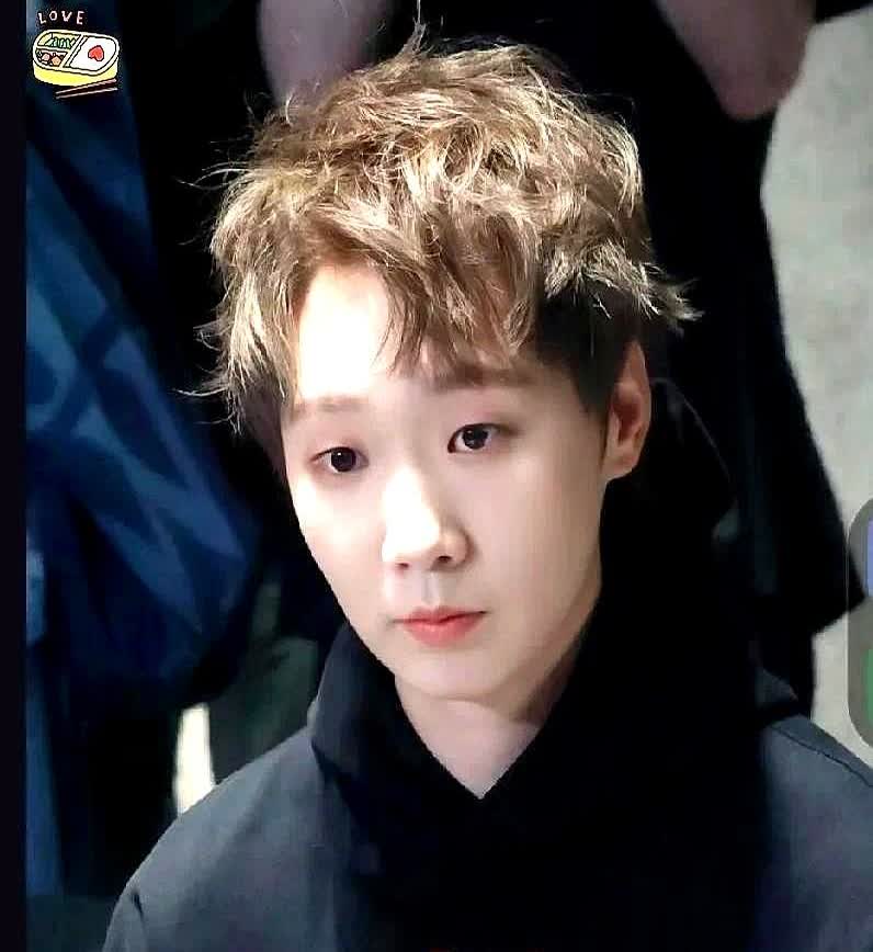 王曼昱代言背后动机成疑？品牌方的回答让人深思。刚刷到雅诗兰黛工作人员的采