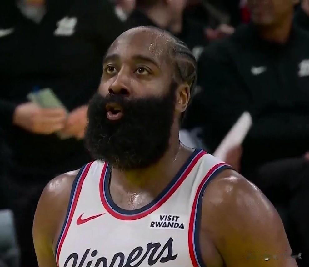 同样是球队的首发控卫！！！坎宁安：打了27场比赛，场均9.4次助攻。吉迪：