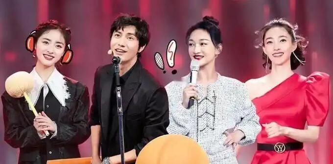 周迅年过四十称作周公子，依旧灵气四溢，她身穿白色格纹套装显得优雅甜美，颇有“小香