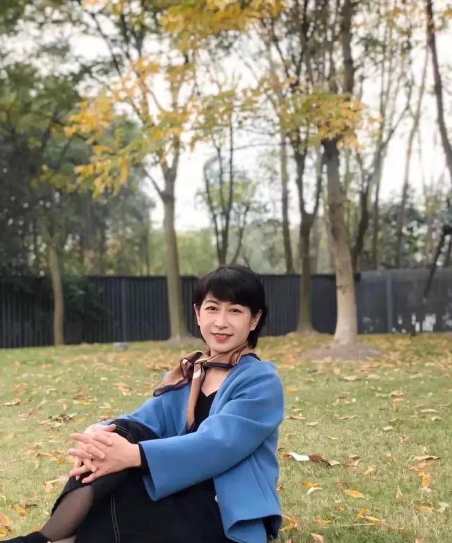 浙江女孩邵奕佳以719分好成绩位于榜首，当晚清华的招生老师就把电话打过去，没想到