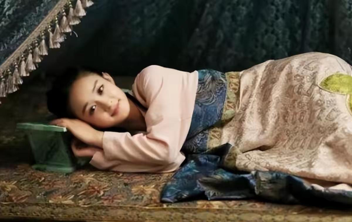 公元9年，西汉太后王嬿正躺在自己的寝殿里闭目养神，忽听榻旁有男人的声音说：“微臣