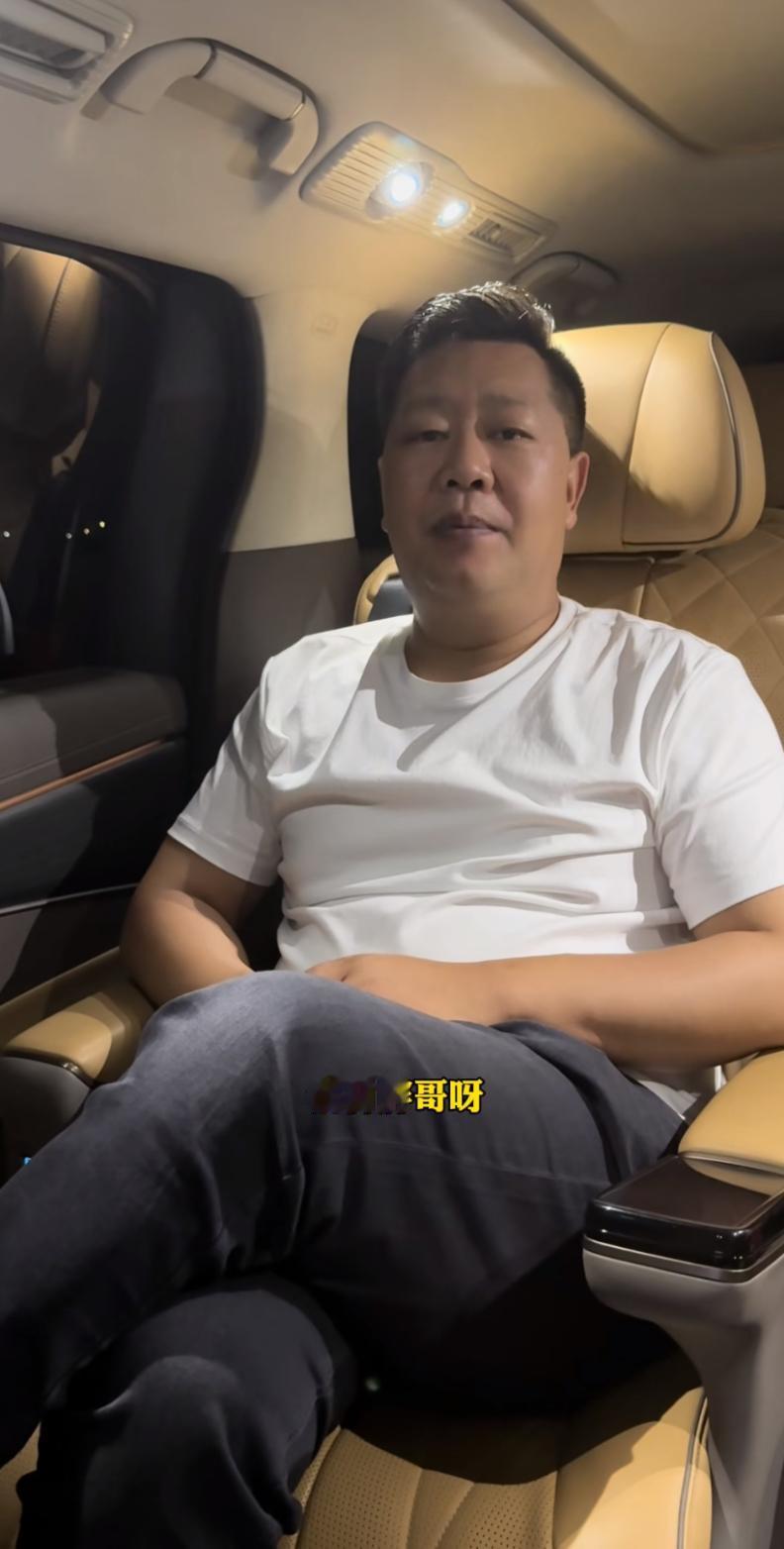 张大炮，他要了别人的茅台酒，还要了新会老陈皮，也要了别人的软中华香烟，他说，他被