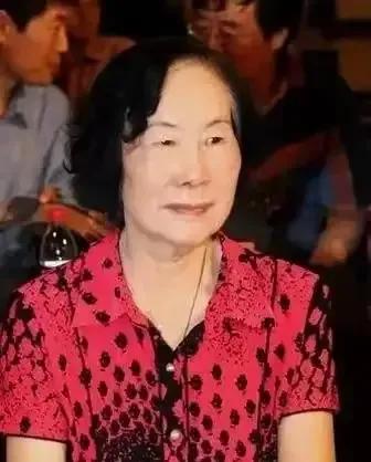 1953年，徐悲鸿突然去世。几年后，他的妻子廖静文改嫁并生了一个儿子，可是她却说