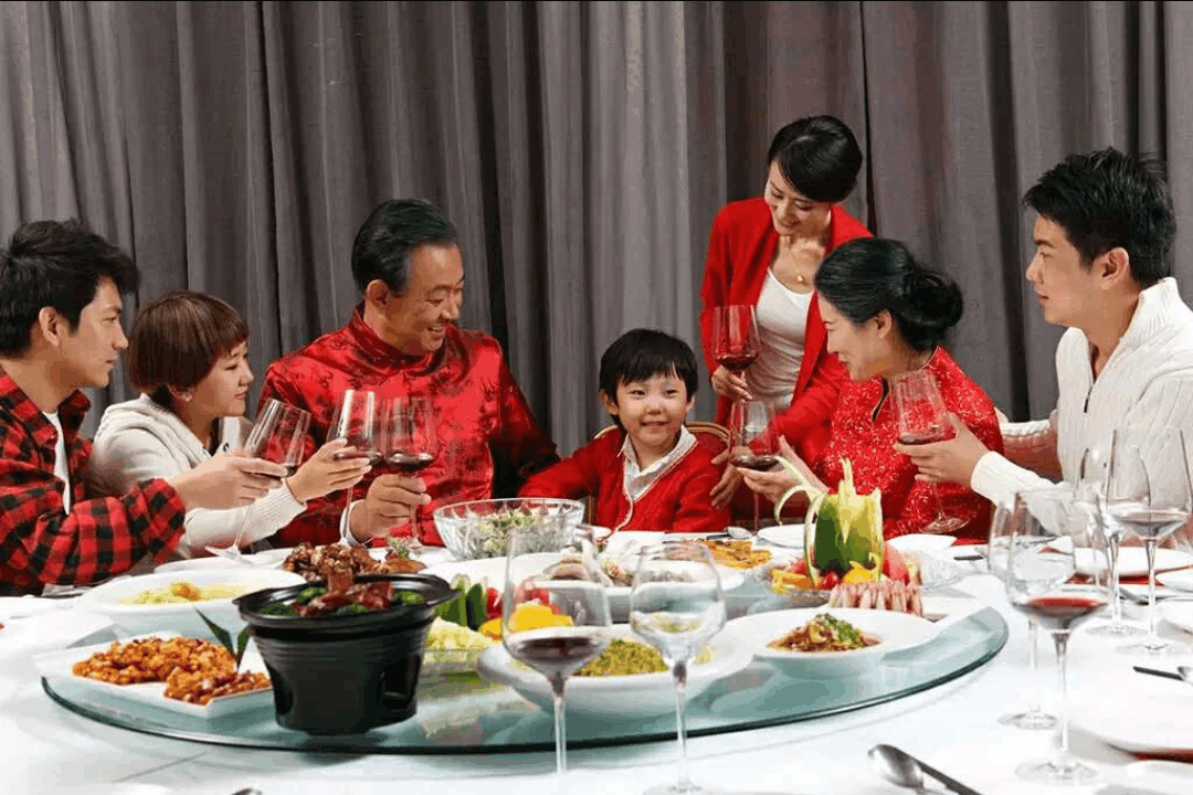 快过年了, 请妈妈拒绝给孩子喂食这些食物, 一口都不行, 危害太大了