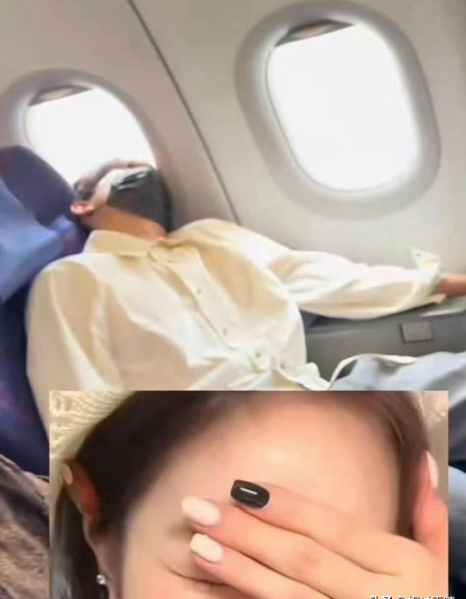 空姐吓得声音都抖了，冲过去一把摇醒他。胡先煦当时脑袋死死卡在机舱窗户缝里，身体