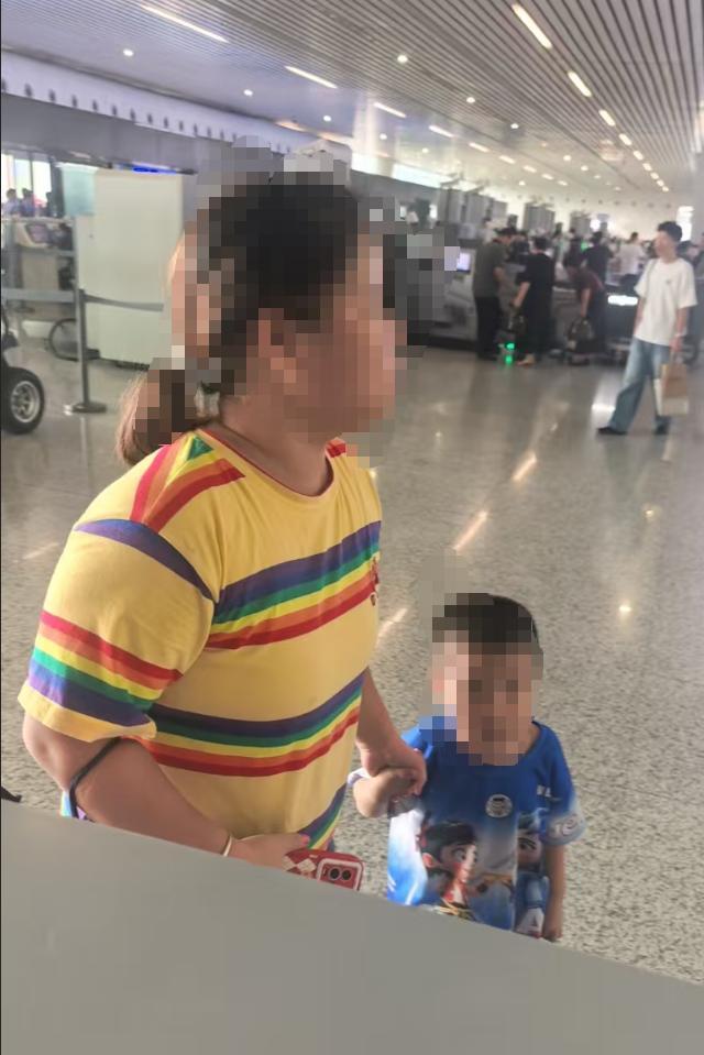 双胞胎哥哥在杭州东站被陌生女子抱走？派出所全员出动，20分钟锁定“嫌疑人”，结果