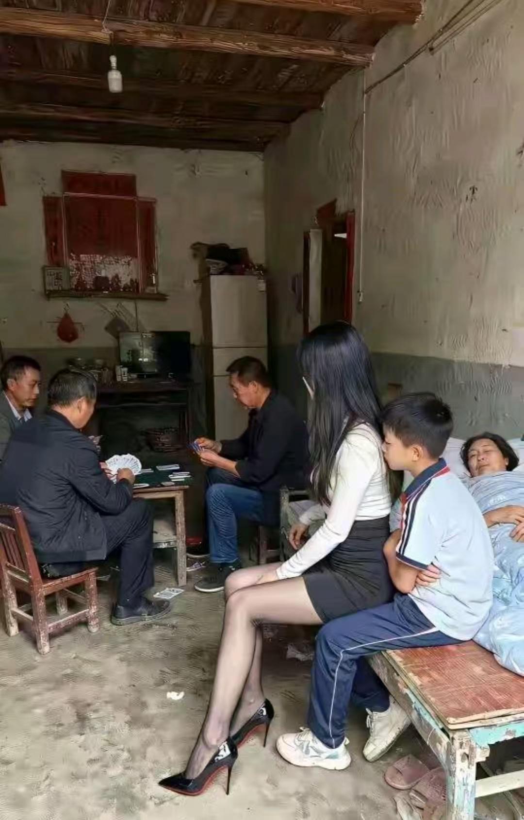 “好赌的爸，生病的妈，上学的弟”，我骂她活该当扶弟魔，知道真相后我脸都打肿了