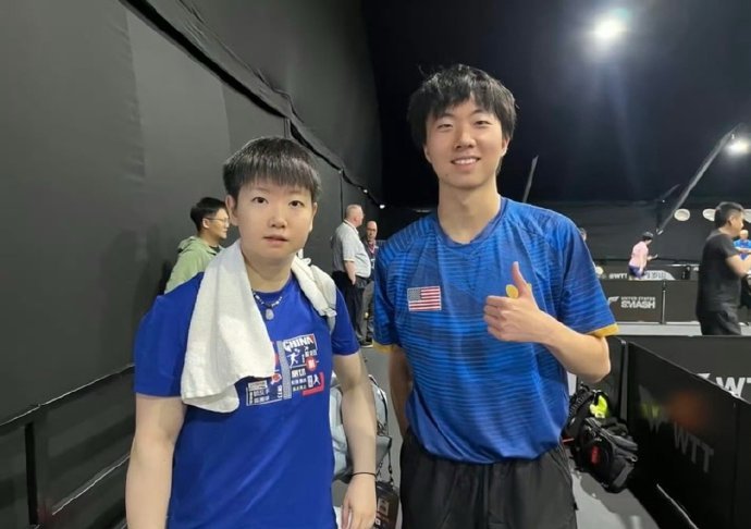 美国小选手与孙颖莎合影这几天，孙颖莎在拉斯维加斯简直成了“合影宠儿”！[哈哈