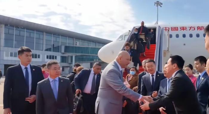 咱们为什么那么欢迎汤加国王？原因很简单，人家可是太平洋岛国里唯一一个没跟台湾“建