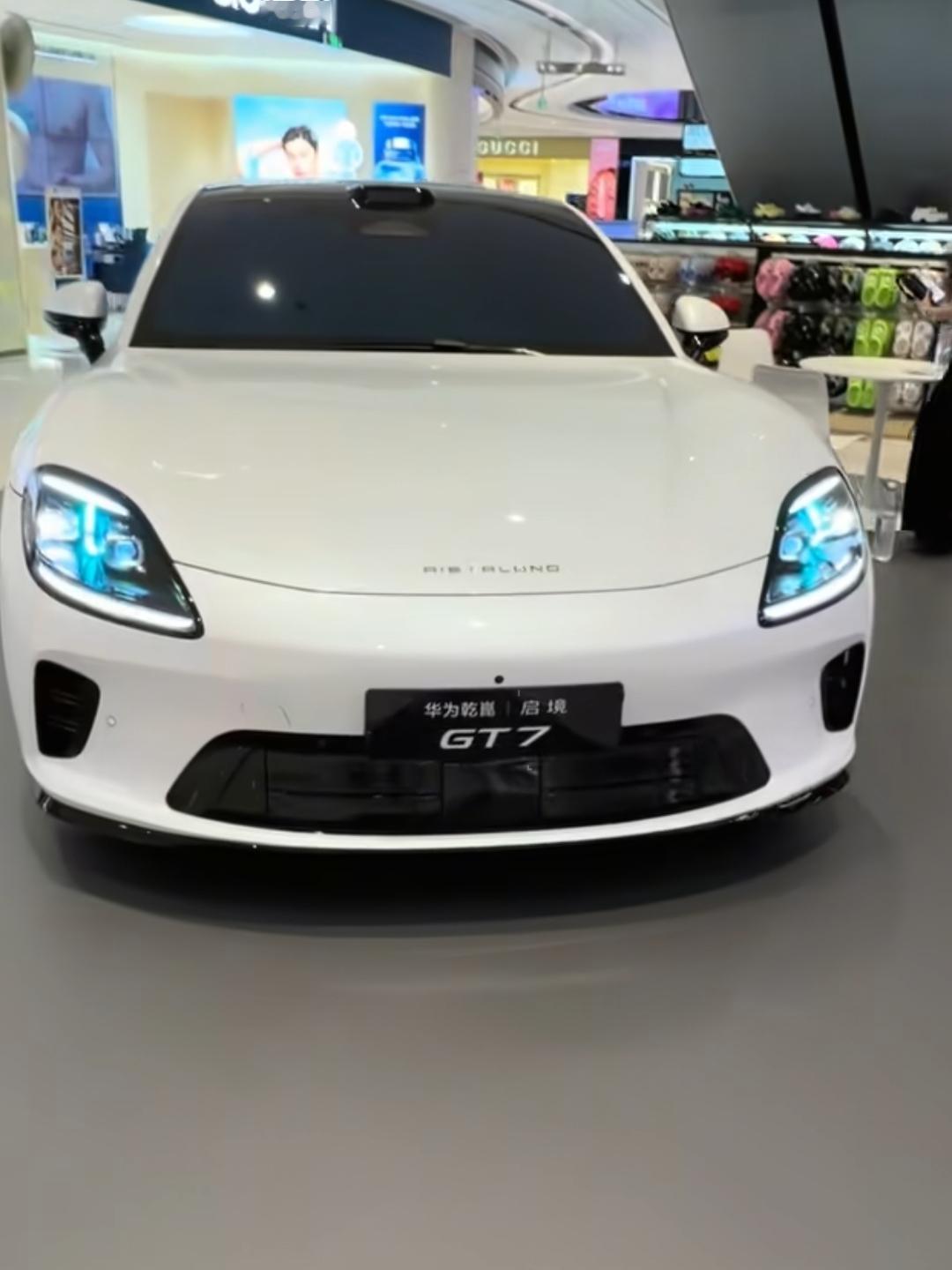 启境GT7是广汽和华为联合打造的30万级猎装轿跑，颜值非常帅气。纯电和增程两种动