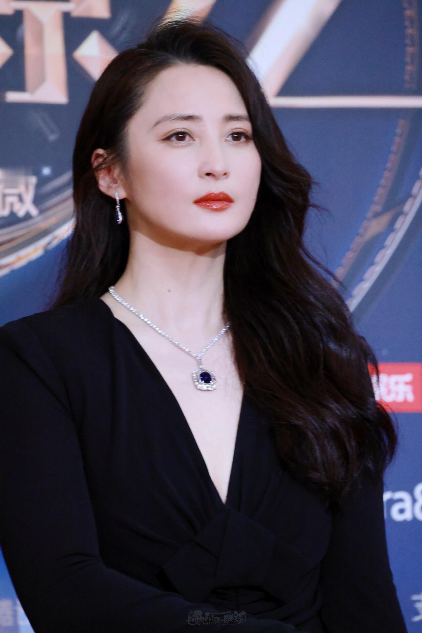 蒋勤勤在采访中说“演戏越来越过瘾也越来越难”，却始终以新人姿态沉浸角色，从手语戏