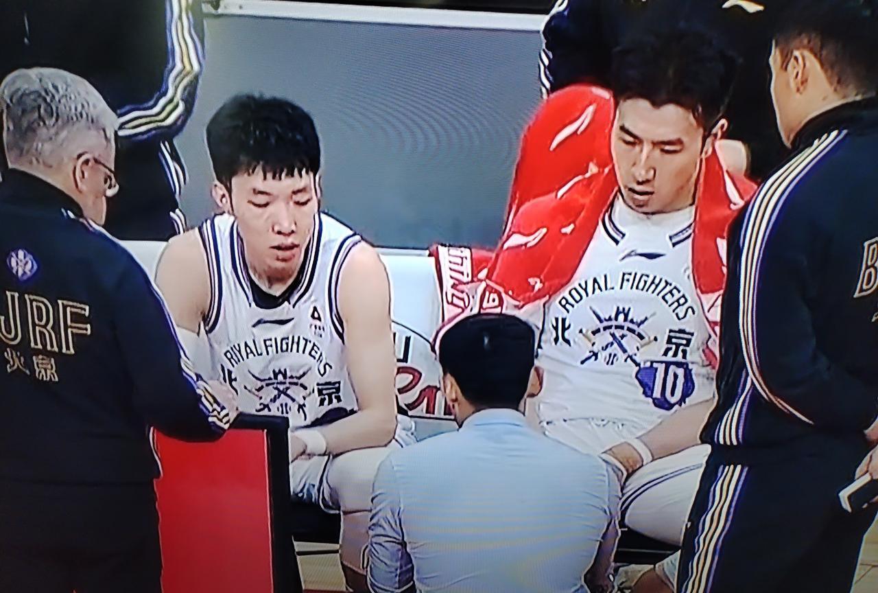 “张三疯”的北控投不中三分，迎来四连败！北控新帅张庆鹏球员时期以三分球成名CB