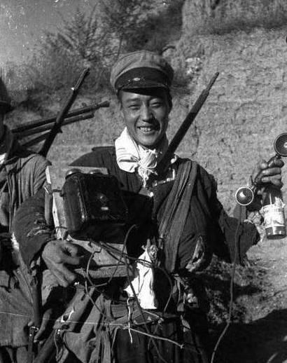 1943年，刘吉祥奉命给前线送80箱子弹，因仓库漆黑，他错把手榴弹当成子弹，没想
