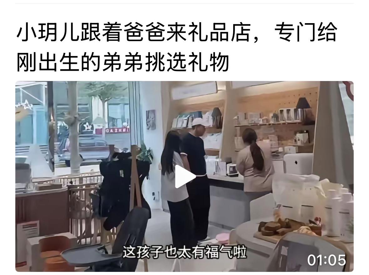 小菲现在都是自己给自己带流量了，看看他去到哪里，都会有被关注到。和女儿一起去买东
