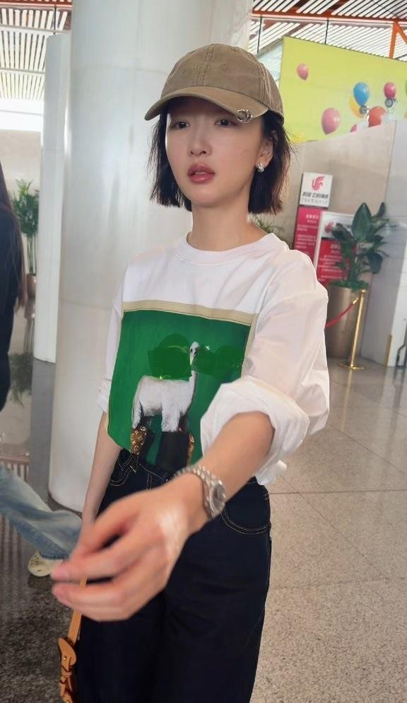 最近周冬雨现身北京机场，她这次搭配的很有潮流之美，看起来格外的年轻，确实是很有吸