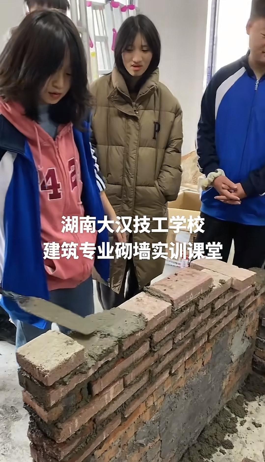 城里人买房,不是买房子,是买学位、买急诊号、买明天的安稳。农村娃拼死拼活考进城