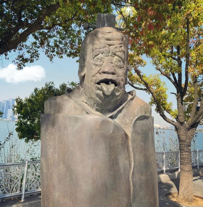 那个被骂得狗血淋头的“吐舌头”老子像，终于拆了。本以为这事儿翻篇了，结果那帮