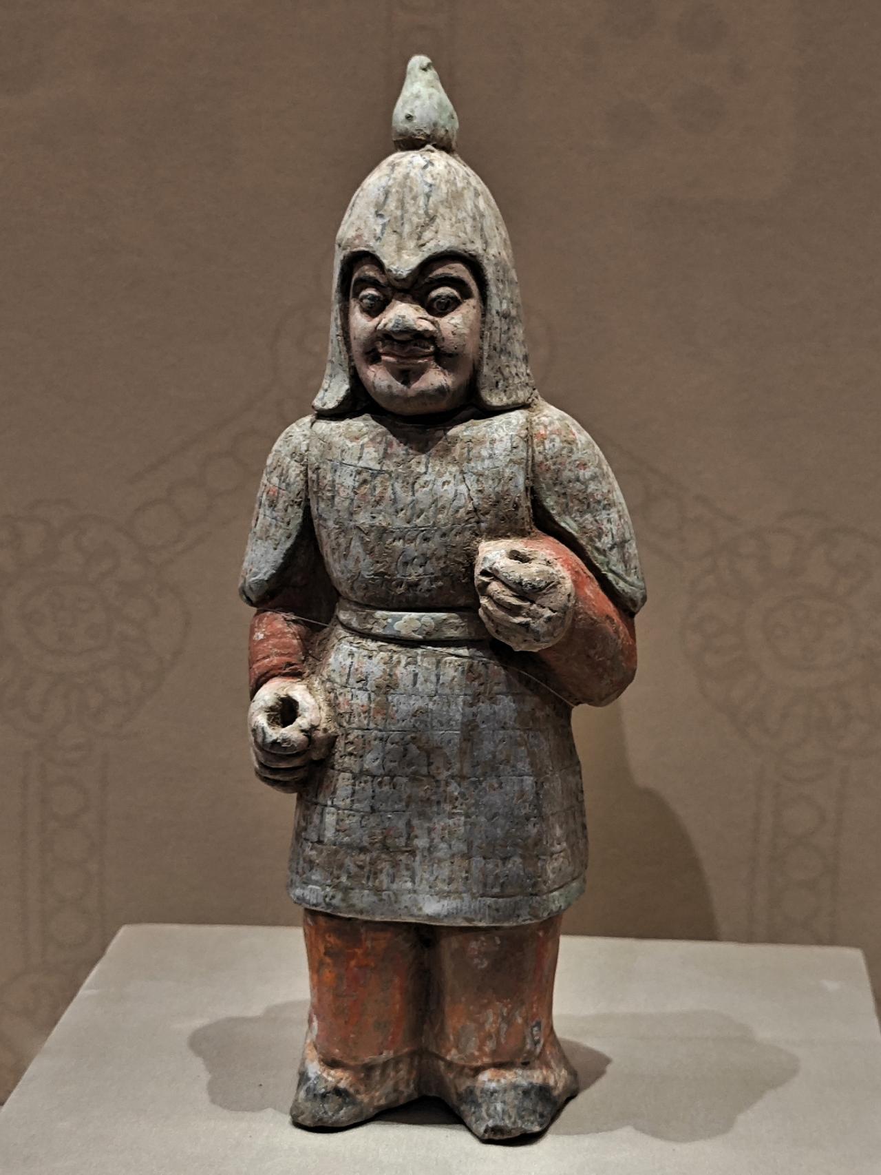 戎装藏岁月，陶甲守流年。锥形盔武士和手持盾武士两件彩绘陶俑，于1989年在陕