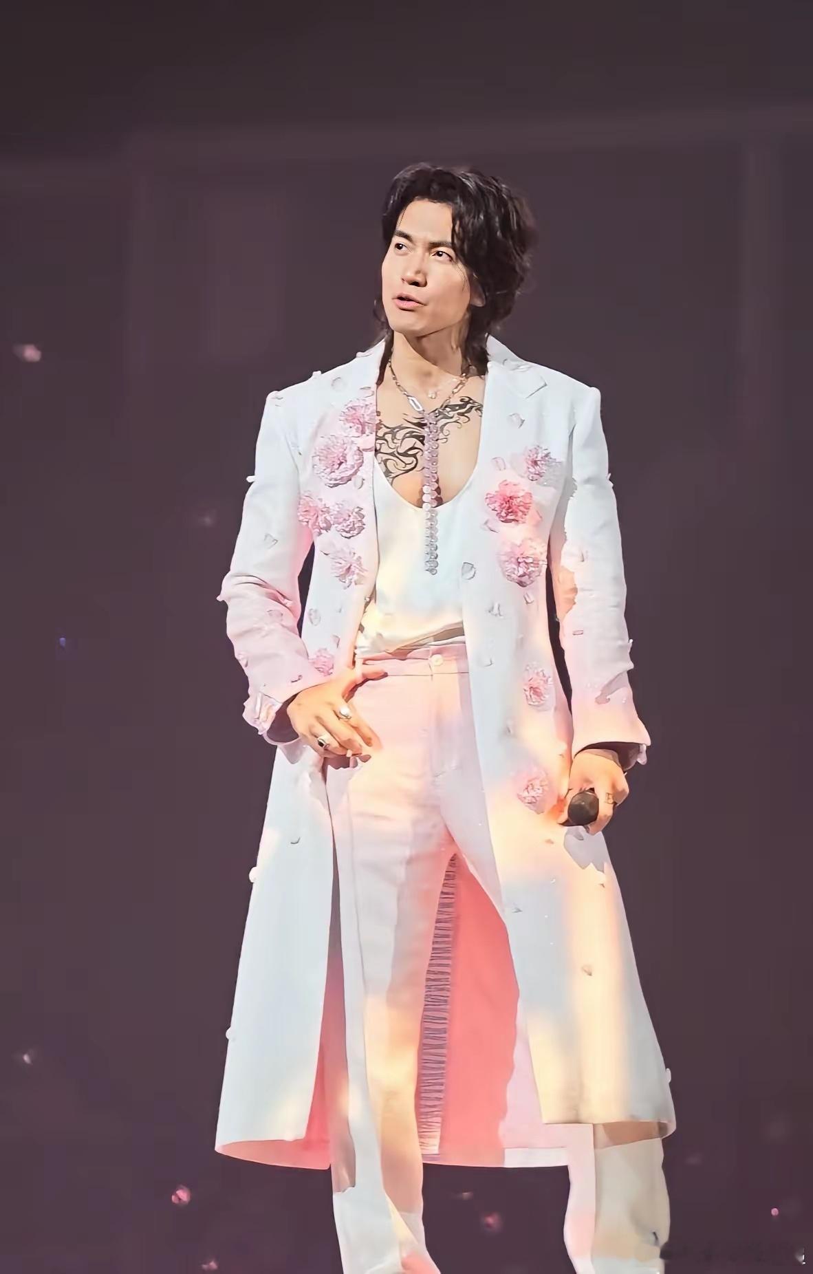 言承旭的清澈像被时间按下暂停键，52岁仍像32。秘诀简单：每天7小时睡眠，168