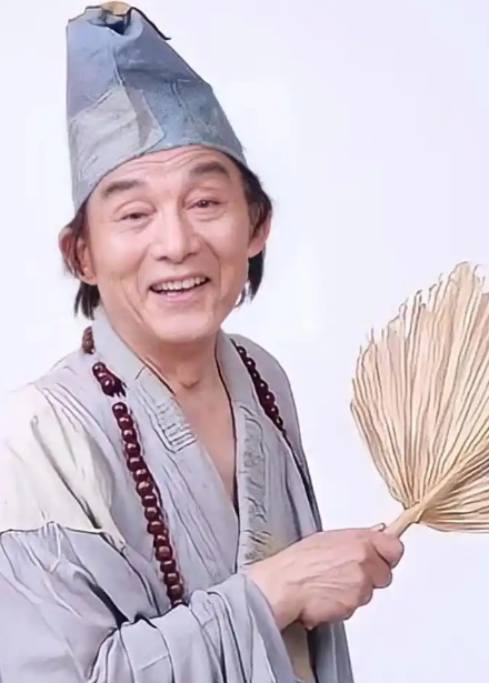 “济公”游本昌去世的细节曝光，去年年初因为慢阻肺被下病危通知书。谈到生死，游本昌本人非常豁达：不为生