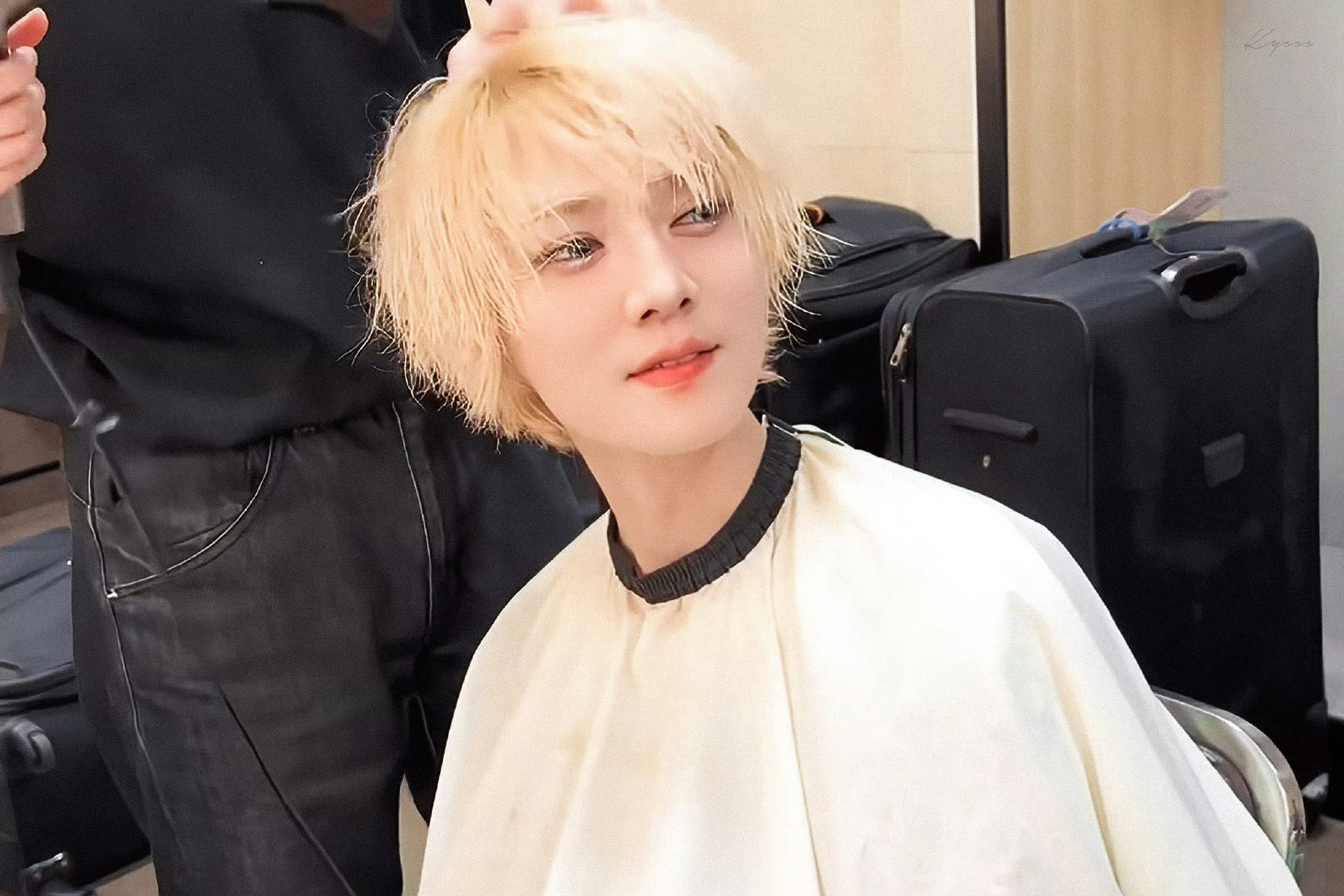 这竟然是鹿晗近况，这个发型和妆容简直是世第一萌🐱🐱🐱