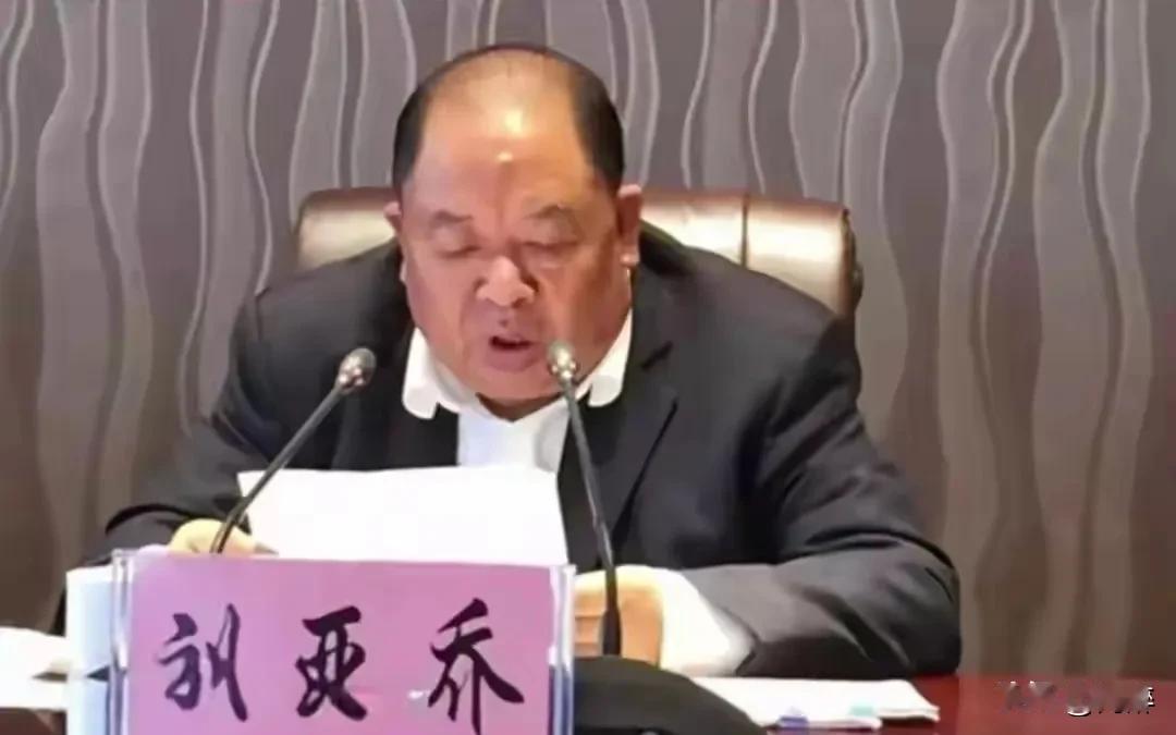 浓缩的都是精华，横长的多是贪官。他头顶光亮、脸大脖子短，他身材矮小、腿短肚子