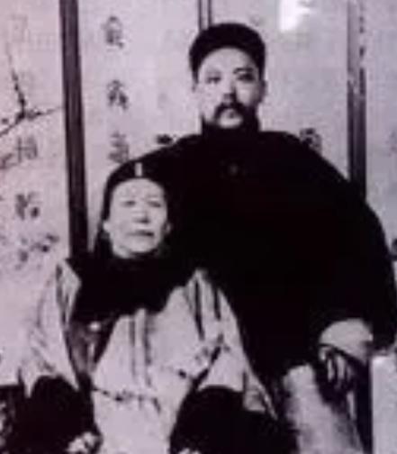 1901年，直隶总督袁世凯母亲去世，他回乡葬母。哪料，袁家族长袁世敦却说：你母亲
