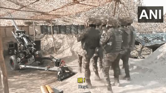 印度炮兵操演那叫一个热闹！炮兵小队先通过跳步调整小队的步频一致，然后队长一拍屁股