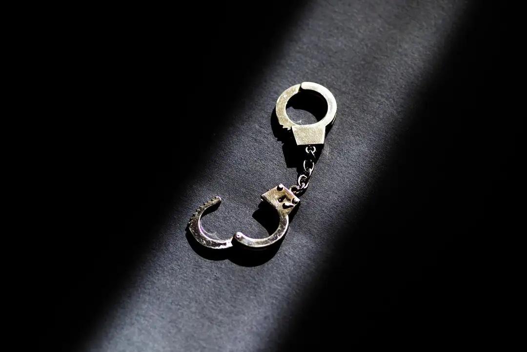 四川乐山，男子虽然和前妻离了婚，但为了孩子，2人还是同住一个屋檐下，久而久之，男