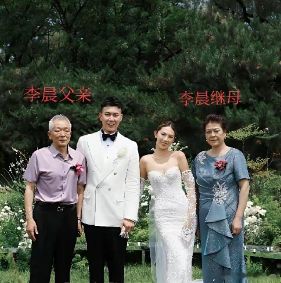 李晨的父亲看着年纪有七八十岁了，继母倒是很年轻，李晨12岁时父母就离婚了，之后他