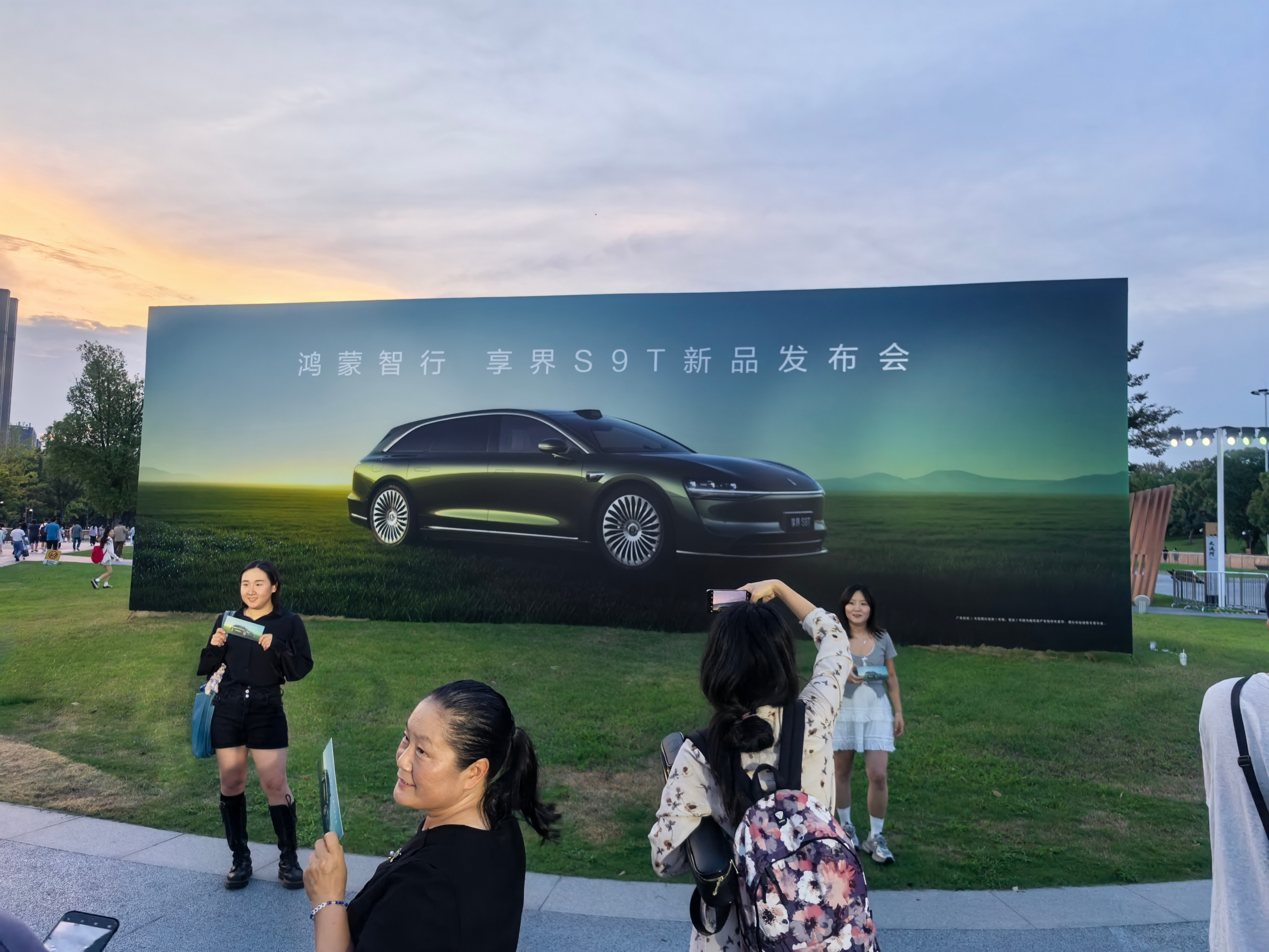 什么叫做好看的旅行车，享界S9T就是了。看看今晚发布会的现场，真的好精致的布置。