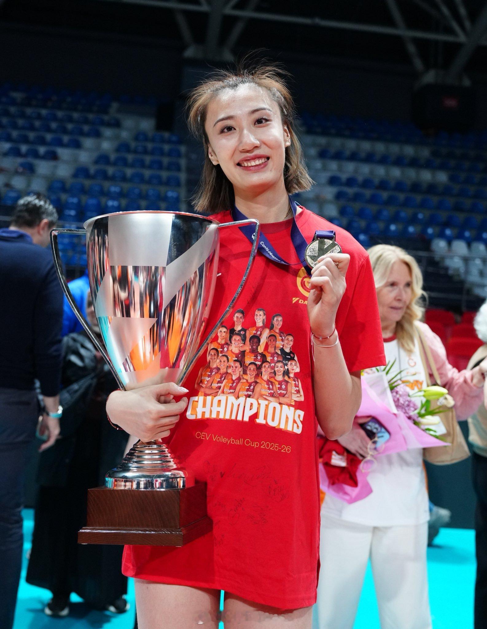 【王媛媛欧联杯副攻排名第二】王媛媛留洋首冠中国排球留洋动态北京时间4月9日凌晨