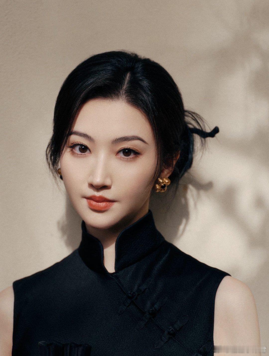 明星丨穿搭景甜的一组黑色旗袍美图～