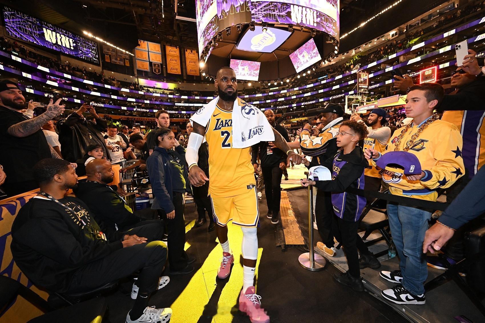 阿里纳斯：对老詹的无脑吹到此为止前NBA球员阿里纳斯在节目中，谈到了勒布朗·詹姆