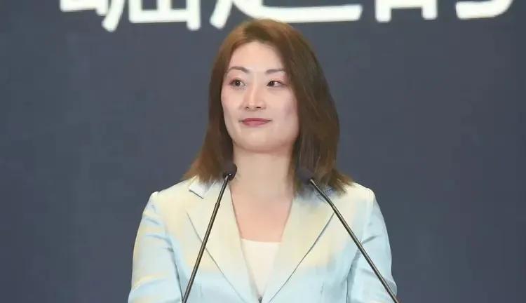 宗馥莉妈妈才是最厉害的，早知道她爸爸出轨了，宁愿委曲求全，也坚决不离婚，在根本上