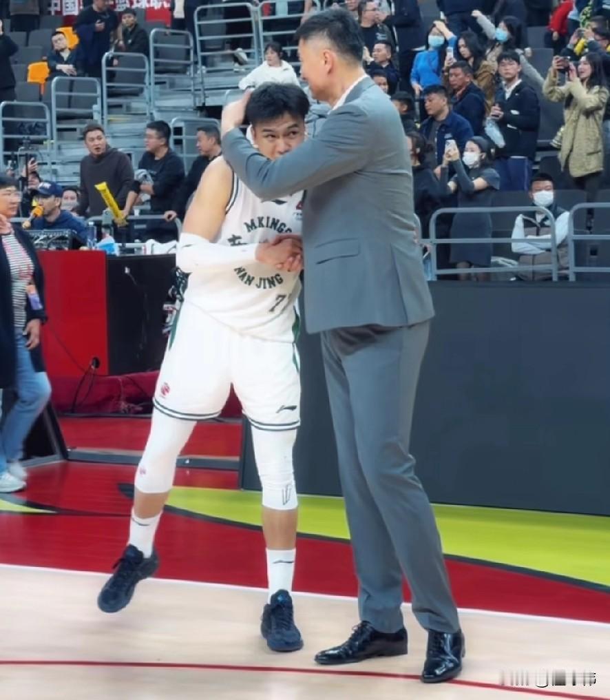 感恩！黄荣奇谈杜锋指导：“我很感谢杜导。”“在广东队打球的时候。”“