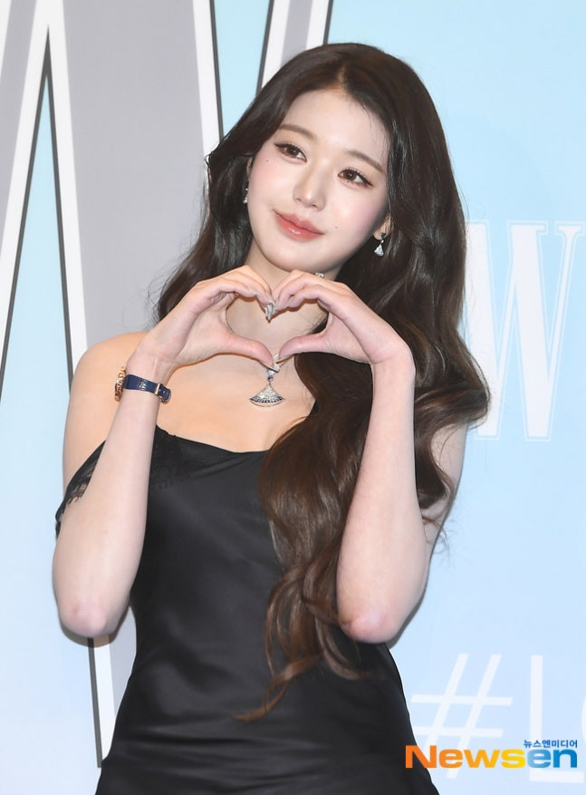 张元英WKOREA晚宴张元英黑色挂脖吊带短裙又被这个小元英美到喽😘[憧憬