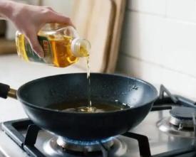 你以为炒菜油只有“哈喇味”了才算坏？太天真了！油脂氧化是无声的“杀手”。开封超过