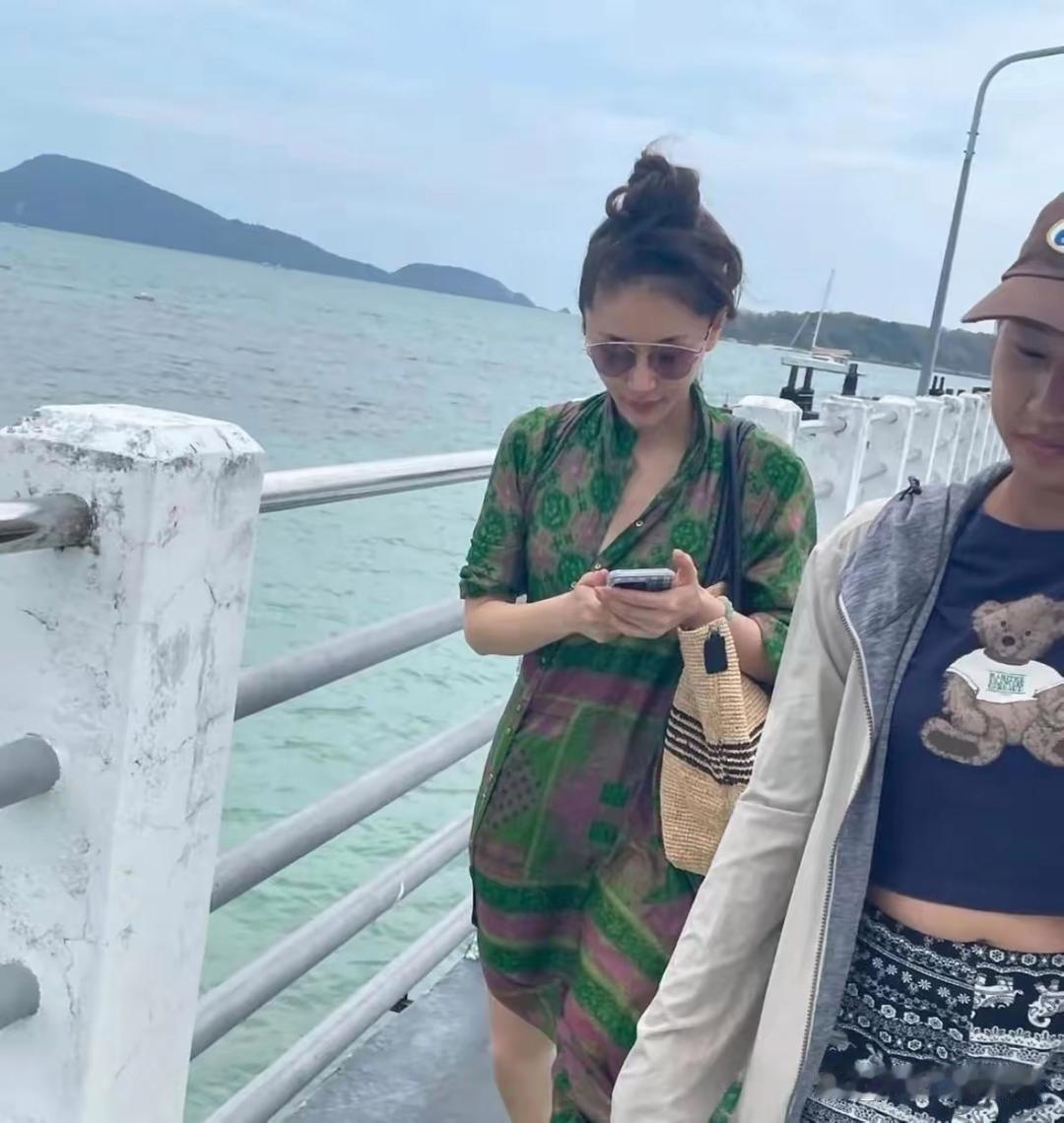 王子文现身普吉岛悠闲度假，一身穿搭清爽随性，看着松弛又舒适。她身形本就纤细，置身