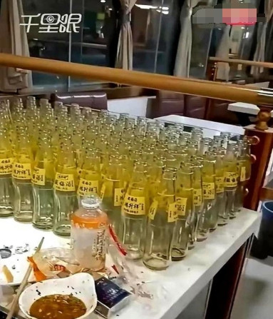 6个大老爷们去吃自助餐时，觉得酸梅汤的味道不错，也为了吃回本，便一口气喝了111