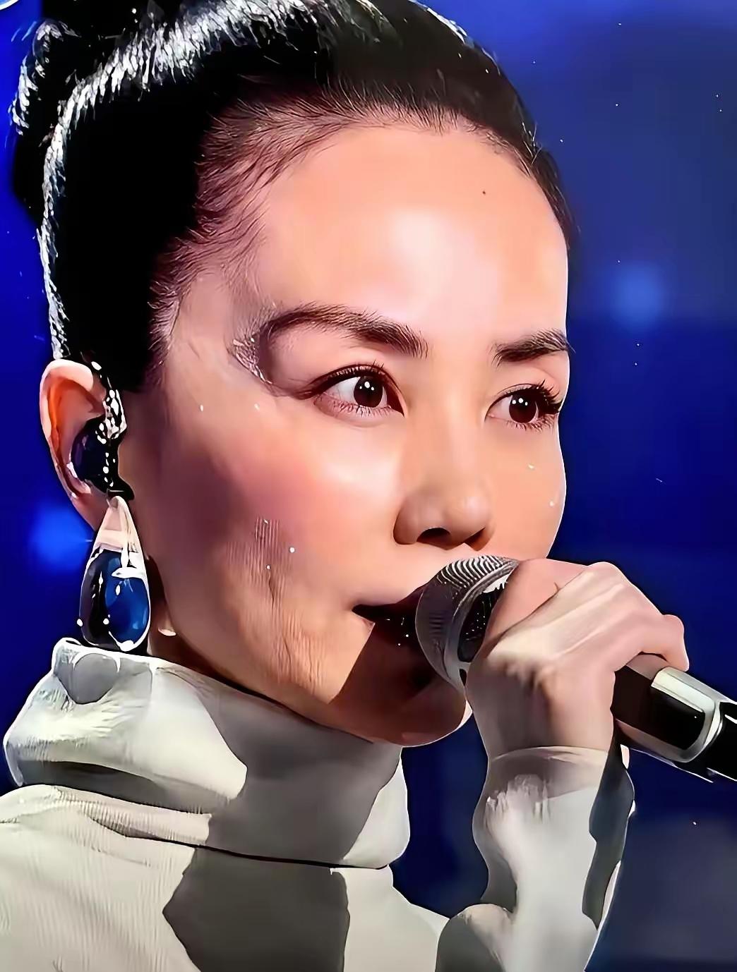 脸上没一条褶，看着却像老奶奶。我告诉你，问题根本不在皱纹。你仔细看，那种脸皮光