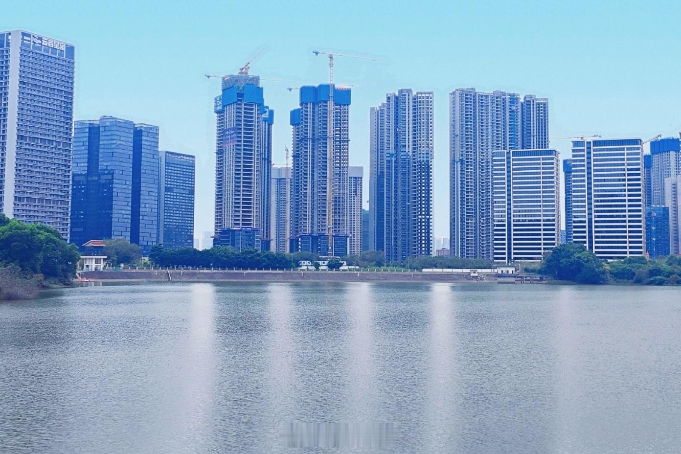 深圳坂田50多层住宅，以后也是绝版了，梯户比4梯5户，相对于某些楼盘的3梯6户，