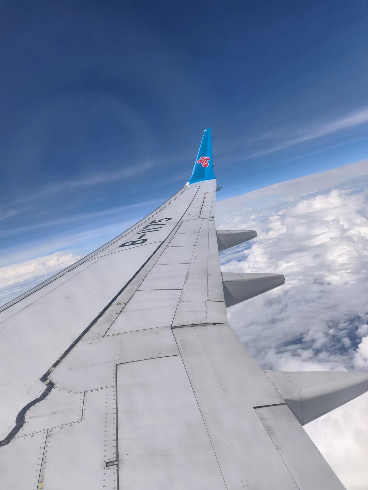 分享我这周有趣的事：昨天来缅甸玩，到达仰光机场准备出关时，排在我前面一个伙计，可