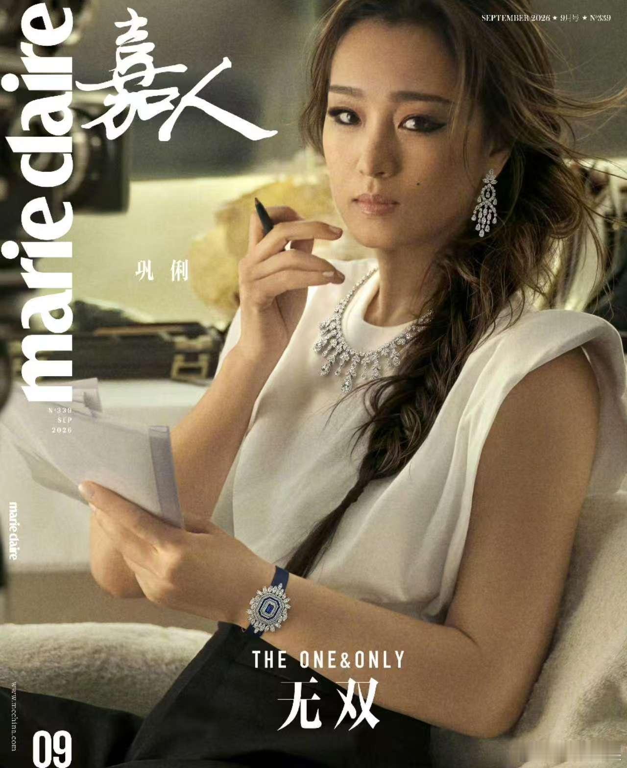 巩俐不愧是影后巩俐气场八百米又美又飒又非常酷酷的感觉呀。巩俐不愧是影后，眼神里