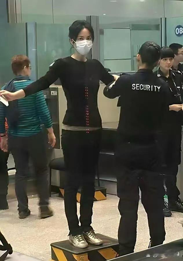 55岁王菲登机安检照流出，身材线条太能打，状态惊艳依旧，果然岁月从不败美人，强大