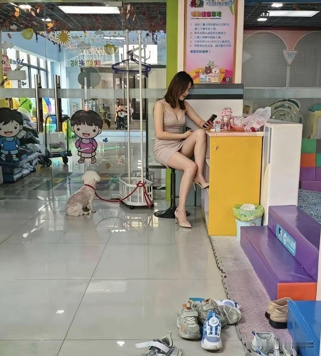 宝妈等娃下班