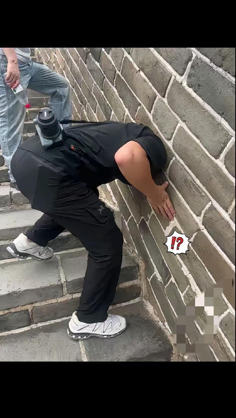 国庆小长假，奇葩的事情也很多。这不，10月5日八达岭长城，一位山东男子出于好奇，